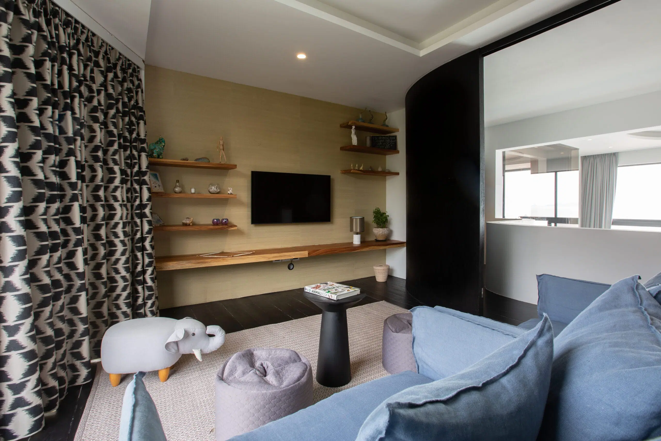 U_TV_upper_bedroom-5-scaled-1